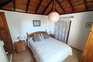 1 bedroom, travel crib, free WiFi - Spacious bungalow in El Paso for family (El Paso)