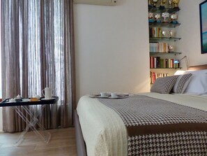 Superior Double Room, Patio (Marco) | Individually decorated, individually furnished, free WiFi, bed sheets - Le Stanze dellArte (Palermo)