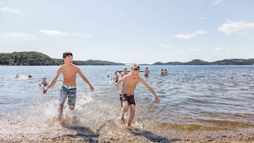 På stranden