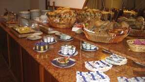 Un bufé con distintos alimentos y salsas.