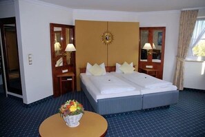 Basic Double Room | In-room safe, desk, iron/ironing board, free WiFi - Hotel Gasthof Maisberger (Neufahrn bei Freising)