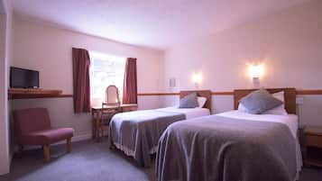 Habitación con 2 camas individuales | Decoración personalizada, muebles diferentes y escritorio