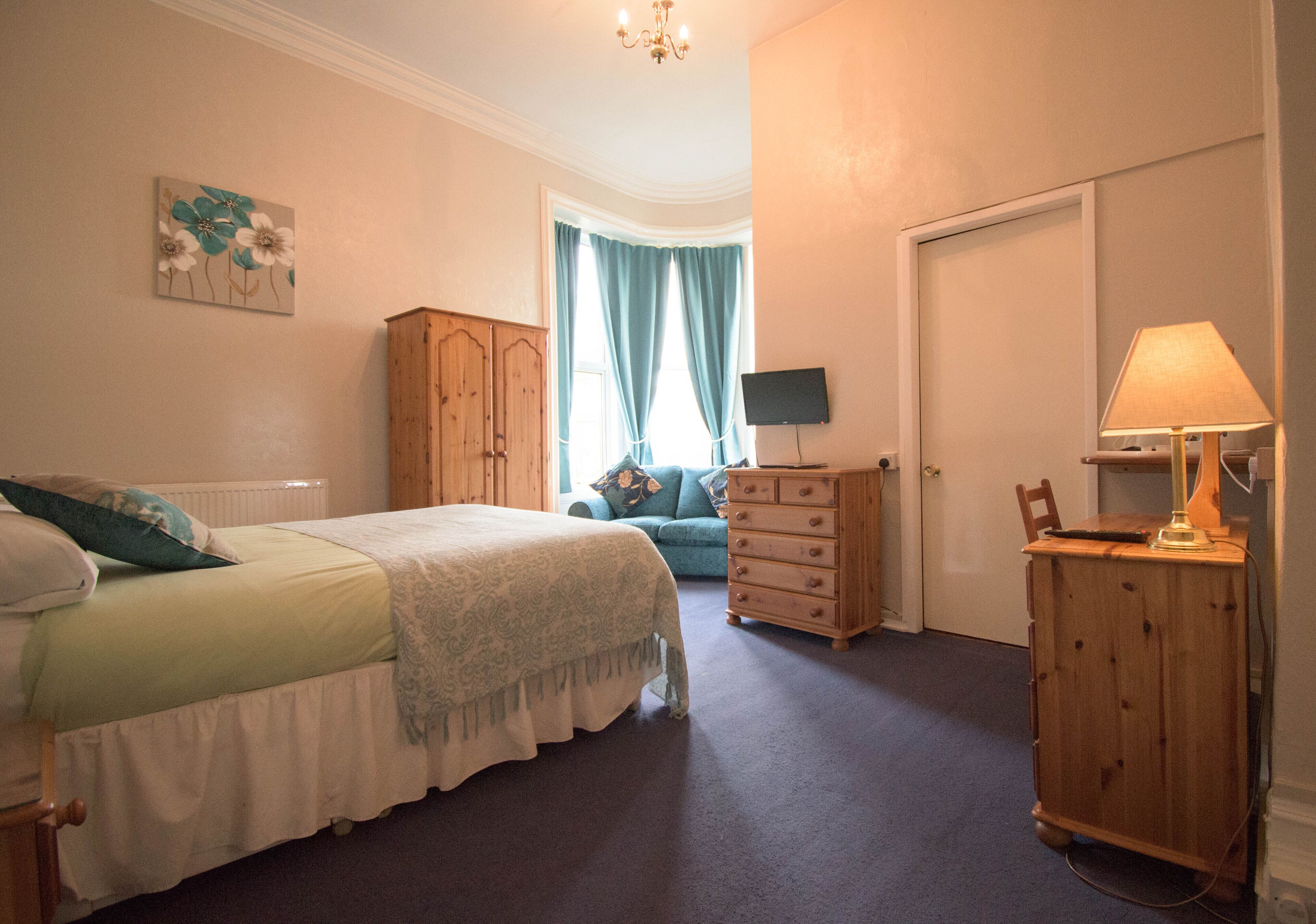 double room | 1 bedroom, individually decorated, individually furnished, desk