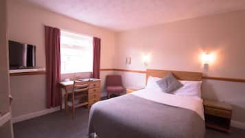 Habitación doble | Decoración personalizada, muebles diferentes y escritorio