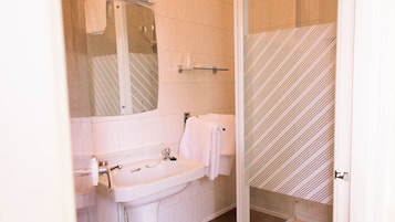 Habitación doble | Baño | Regadera, amenidades de baño gratuitas, secadora de cabello, toallas