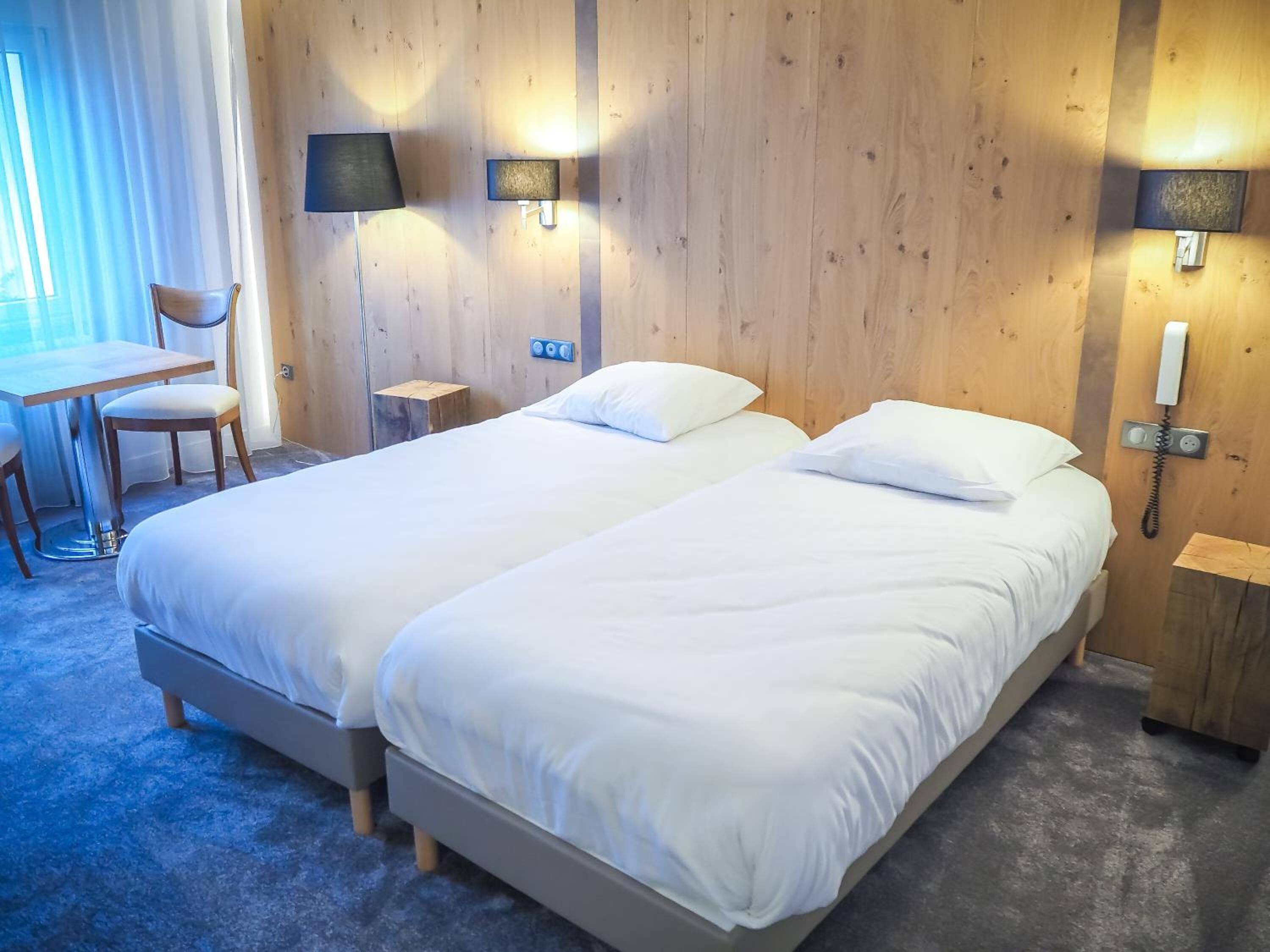 1 bedroom, desk, laptop workspace, soundproofing