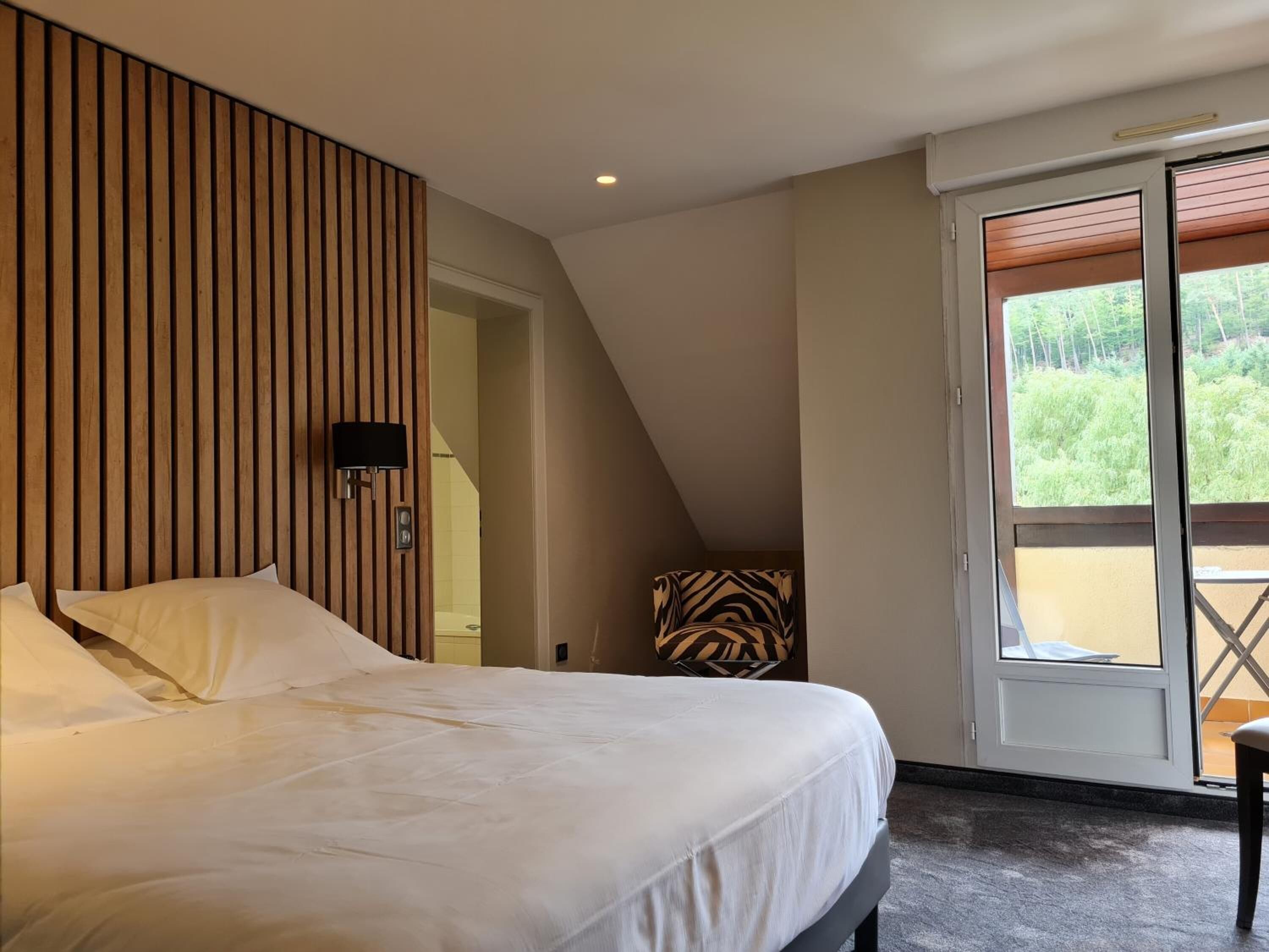 1 bedroom, desk, laptop workspace, soundproofing