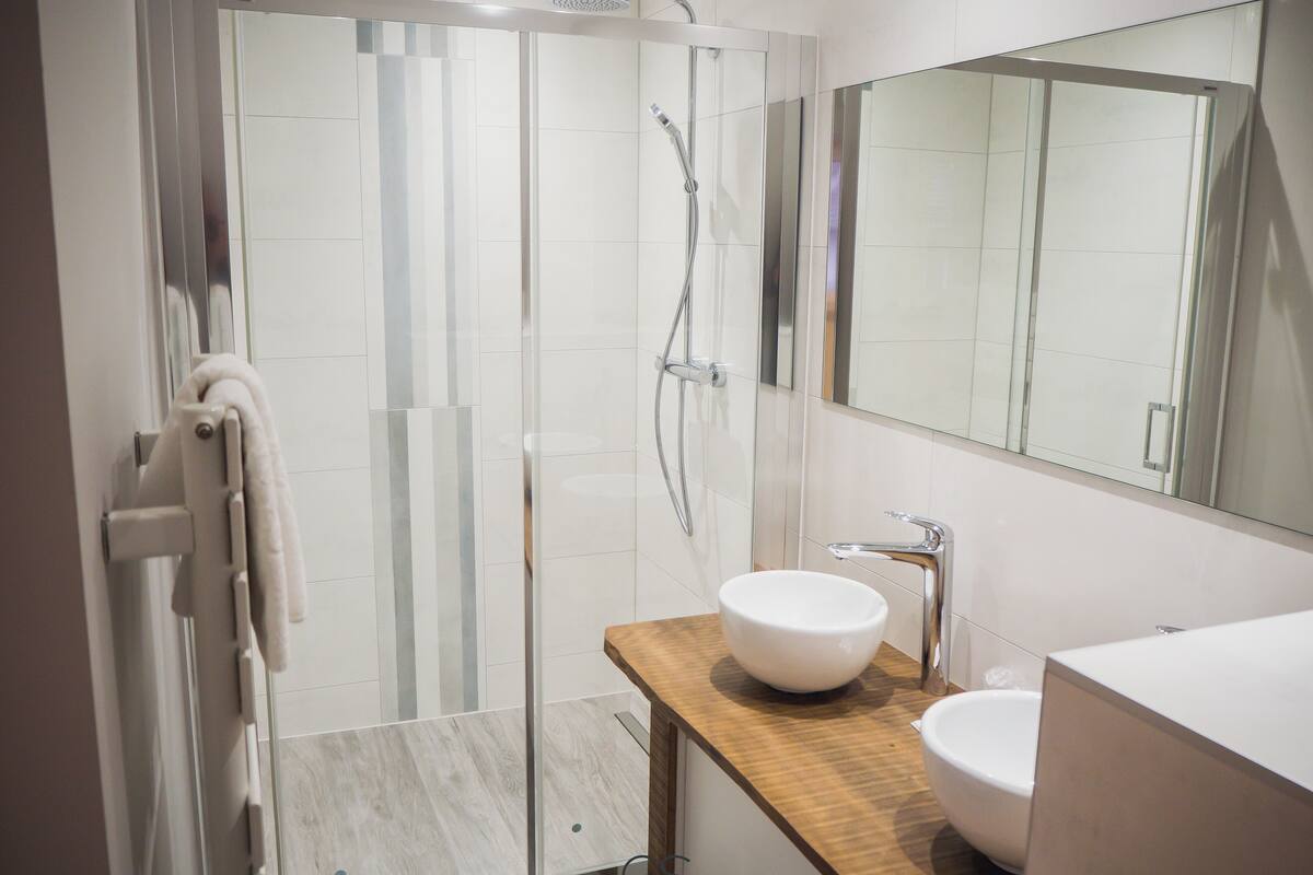 comfort double room | bathroom | hair dryer, towels, soap, shampoo