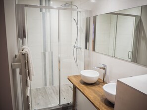 Comfort Double Room | Bathroom | Hair dryer, towels, soap, shampoo - La Couronne by K (Reipertswiller)