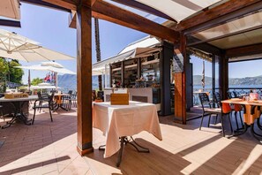 Outdoor dining - Residence Casa & Vela with private beach, Oggebbio (Oggebbio)