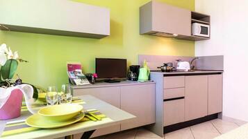 Réfrigérateur, plaque de cuisson, tables à manger