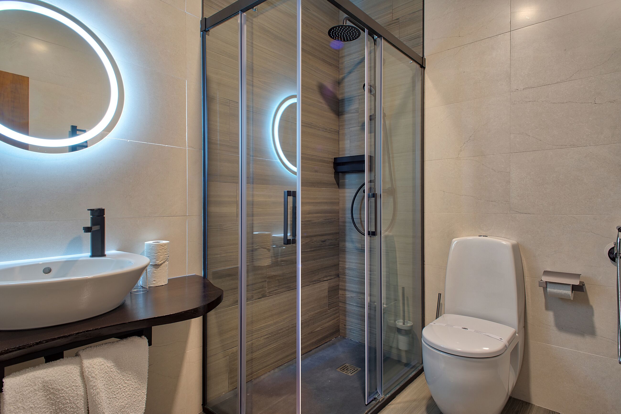 Een douche, een haardroger, handdoeken, zeep