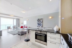 Deluxe Apartment | Private kitchen | Full-sized fridge, microwave, oven, stovetop - Horizon Bay 802 (Cape Town)