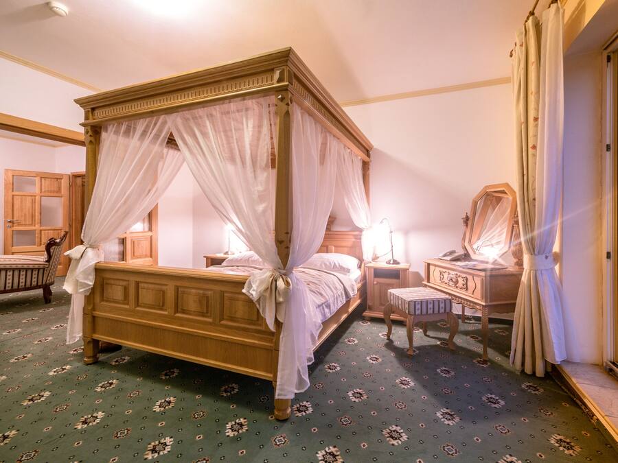 Suite, 1 habitación | Minibar, caja fuerte, escritorio y cortinas opacas