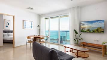 Apartment, 3 Bedrooms | Front of property