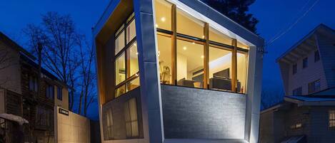 Fachada del alojamiento - Noche