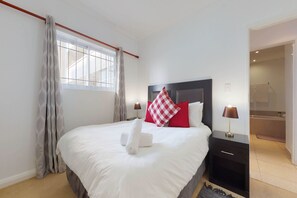 Apartamento básico | 1 dormitorio, cortinas opacas, tabla de planchar con plancha