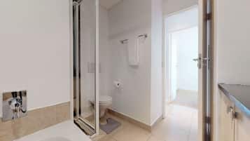 Ein modernes Badezimmer mit Duschkabine aus Glas, Toilette und Badewanne.