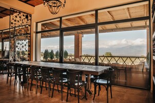 Termasuk sarapan masakan tempatan setiap hari 