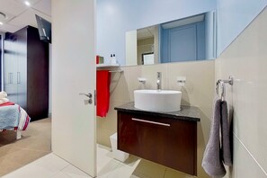 คลาสสิกอพาร์ทเมนท์ | ห้องน้ำ | ฝักบัว, เรนชาวเวอร์, ของใช้ในห้องน้ำฟรี, ไดร์เป่าผม