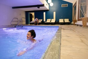 Una piscina cubierta (de 07:30 a 22:00), tumbonas