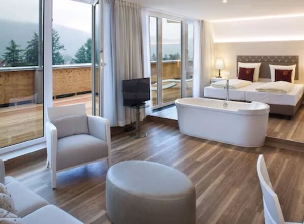 Suite junior, balcón | Ropa de cama hipoalergénica y minibar 