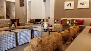 Lobby-lounge