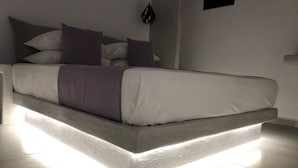 Premium Apartment | Peti besi dalam bilik, ruang kerja komputer riba 