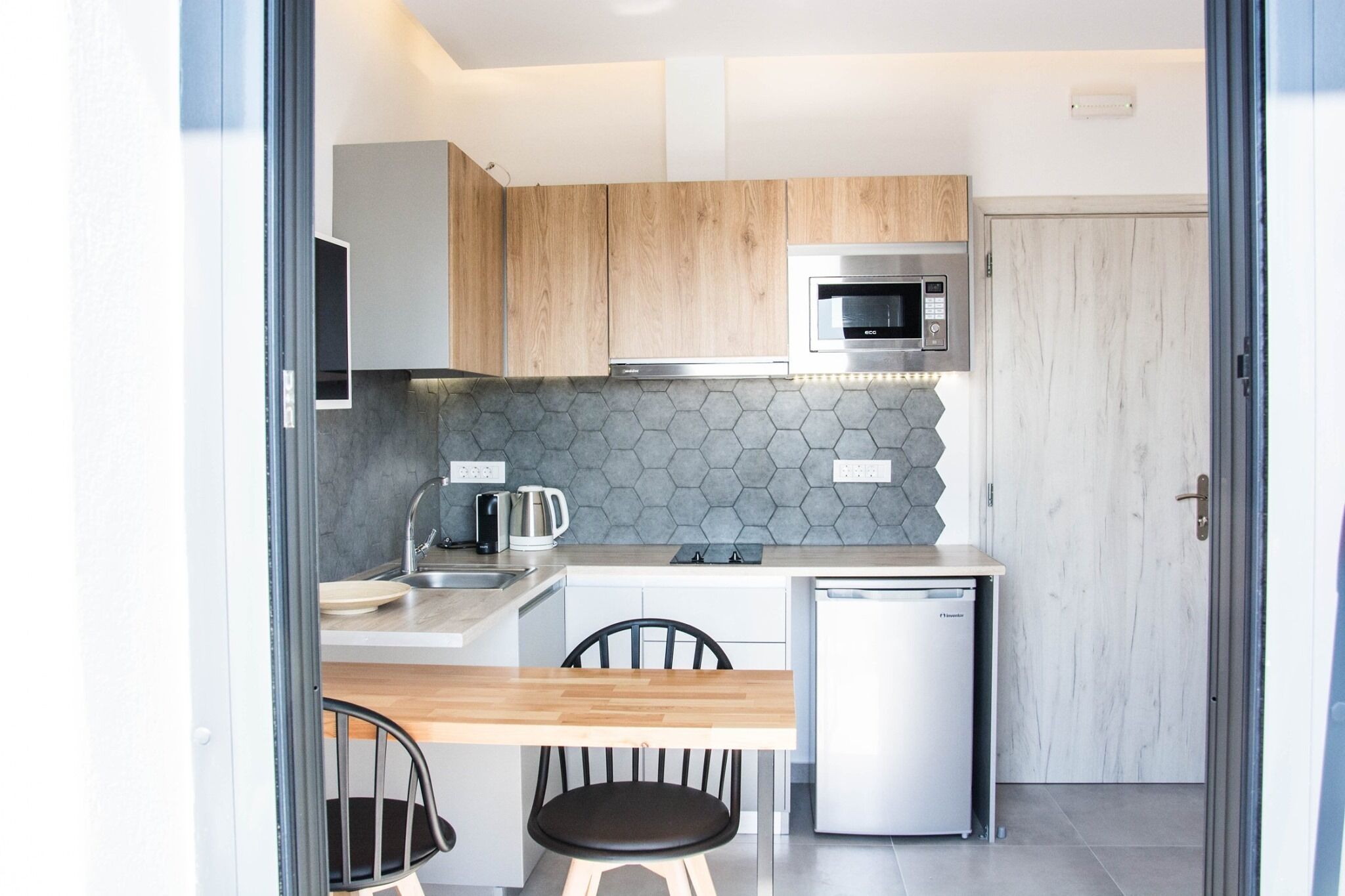 Appartement, balkon | Privékitchenette | Een mini-koelkast, een magnetron, een kookplaat, een espressoapparaat