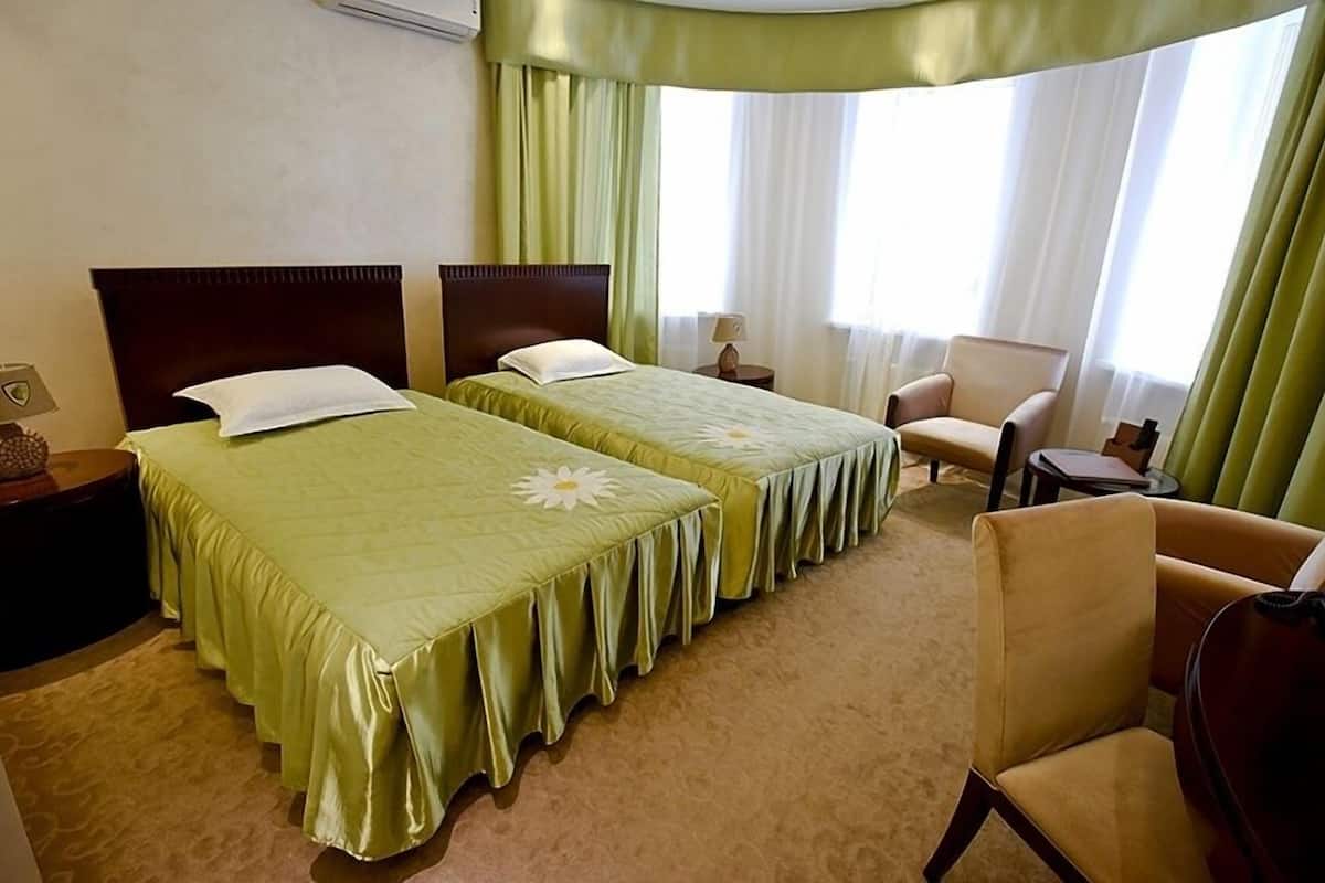 Kamar Twin Desain | 1 kamar tidur, minibar, brankas, dan tirai kedap cahaya