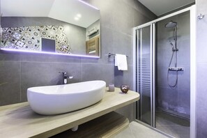 Dusche, Haartrockner, Handtücher