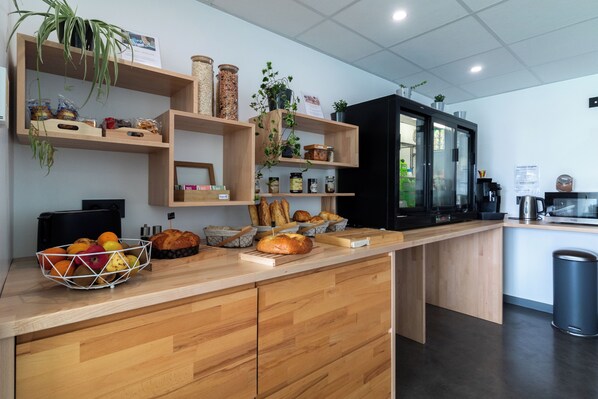 Petit déjeuner continental (12 EUR par personne)