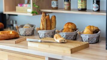 Petit déjeuner continental (12 EUR par personne)