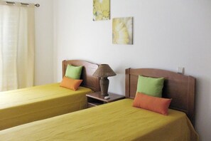 4 bedrooms, iron/ironing board, WiFi, bed sheets