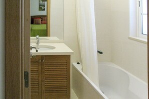 Combined shower/bathtub, hair dryer, bidet, towels - Villa Carioca in Manta Rota (Vila Nova de Cacela)