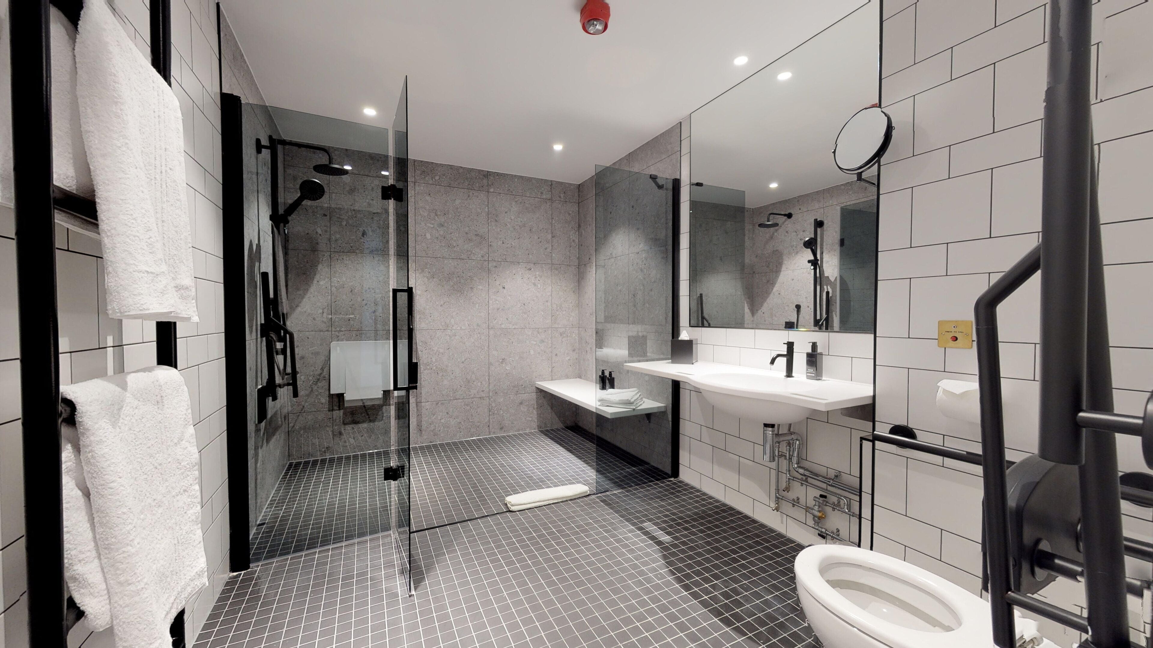 standard room, 1 king bed, accessible | in-room safe, individually decorated, individually furnished, desk