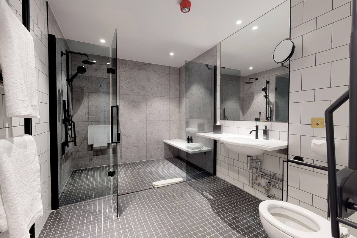 standard room, 1 king bed, accessible | in-room safe, individually decorated, individually furnished, desk