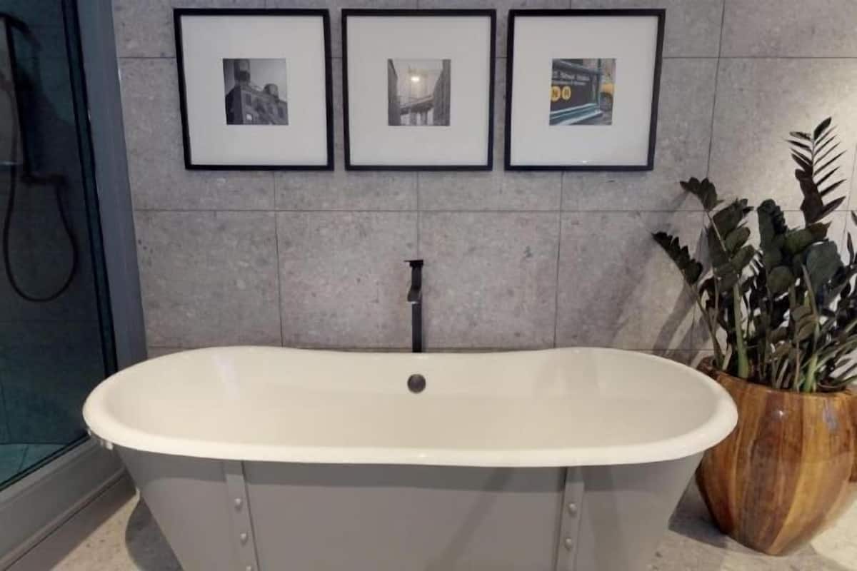 Badkamer | Een douche, gratis toiletartikelen, een haardroger, handdoeken