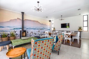 Appartamento Basic | Area soggiorno | TV a schermo piatto, Netflix, servizi in streaming