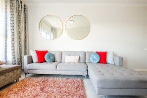 Appartamento Basic | Area soggiorno | TV a schermo piatto, Netflix, servizi in streaming