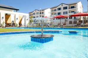 Seasonal outdoor pool, pool umbrellas, sun loungers - Richwood Modern Condo (Cape Town)