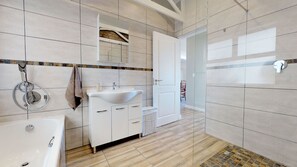 Comfort-Haus, 2 Schlafzimmer | Badezimmer | Badewanne und Dusche (separat), Komfortbadewanne, Regendusche