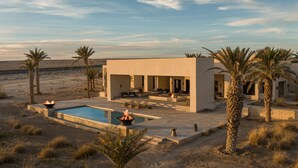 A modern house with a pool, outdoor seating, and palm trees. - The Mora Sahara Tozeur (Tozeur)