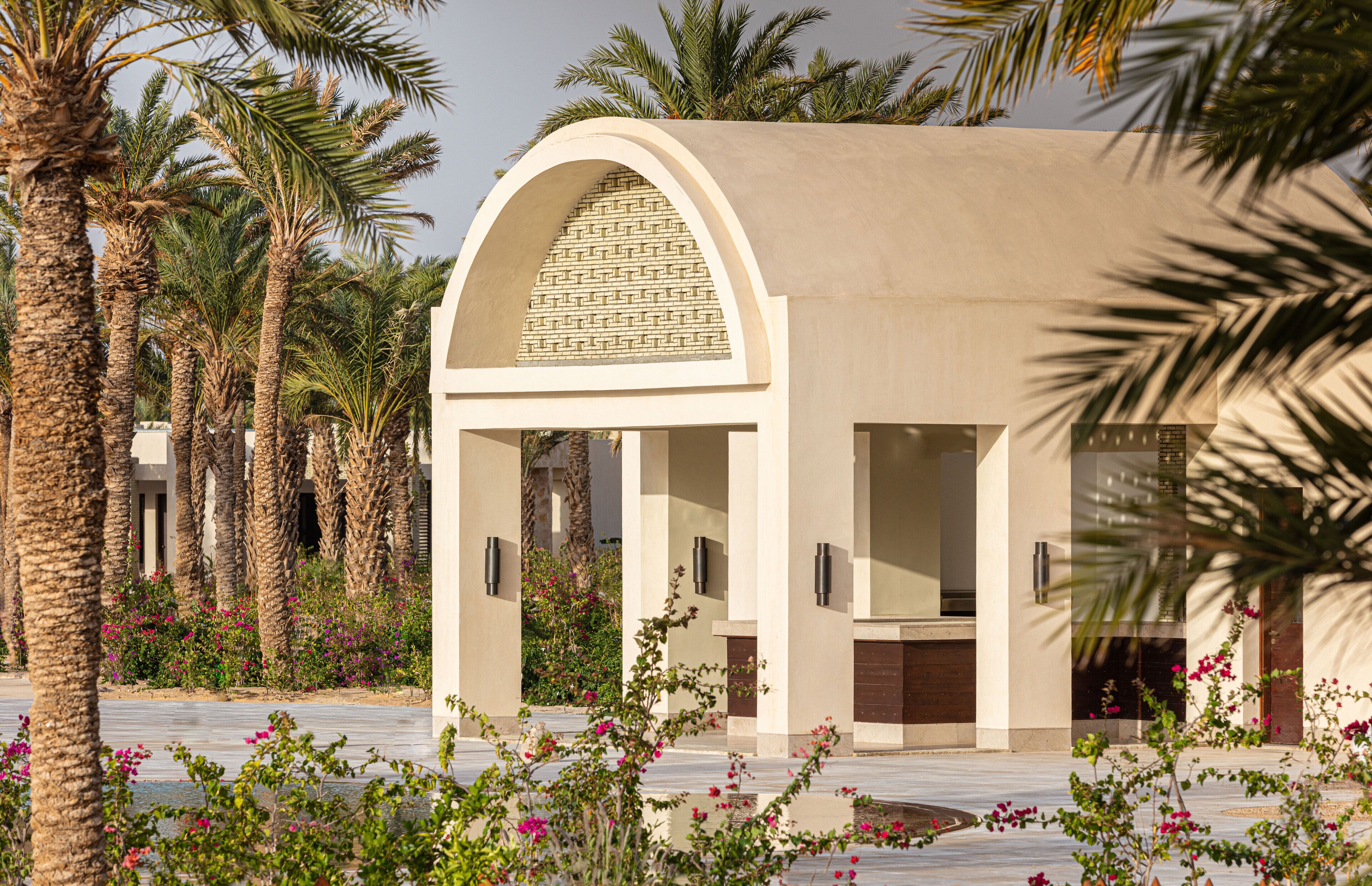 2 outdoor pools, pool loungers