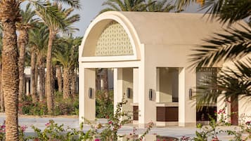 2 AuĂenpools, LiegestĂŒhle