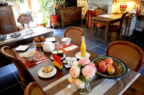 Free daily continental breakfast  - Les gites du bourg (Vitrac)