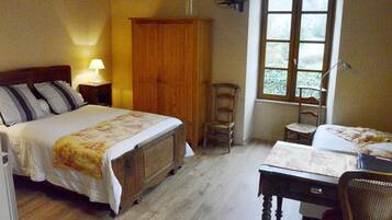 Deluxe Double Room | Desk, iron/ironing board, free cribs/infant beds, free rollaway beds