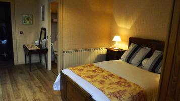 Deluxe tweepersoonskamer | Een bureau, een strijkplank/strijkijzer, gratis babybedden