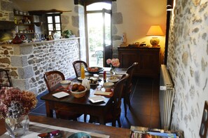 Free daily continental breakfast  - Les gites du bourg (Vitrac)