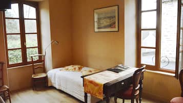 Deluxe Double Room | Desk, iron/ironing board, free cribs/infant beds, free rollaway beds